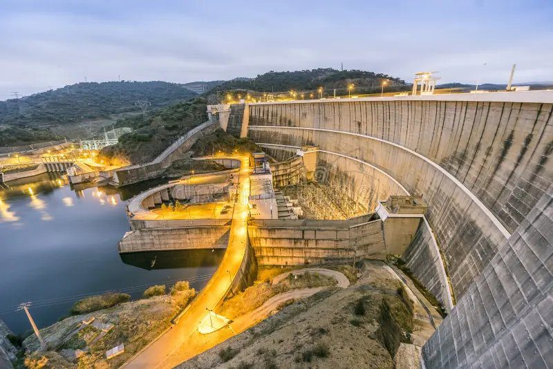 Hydro-elektrische centrale bij de Alqueva-dam in Alentejo, Portugal, bij avondlicht.