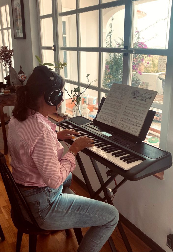 Marieke op het keyboard, persoonlijk retreat Algarve