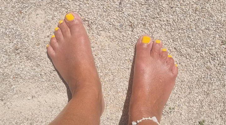 Voeten na een pedicure, met stof.. symbool voor zelfzorg, blootsvoets lopen en stevigheid — genomen tijdens een retraite in de Algarve.